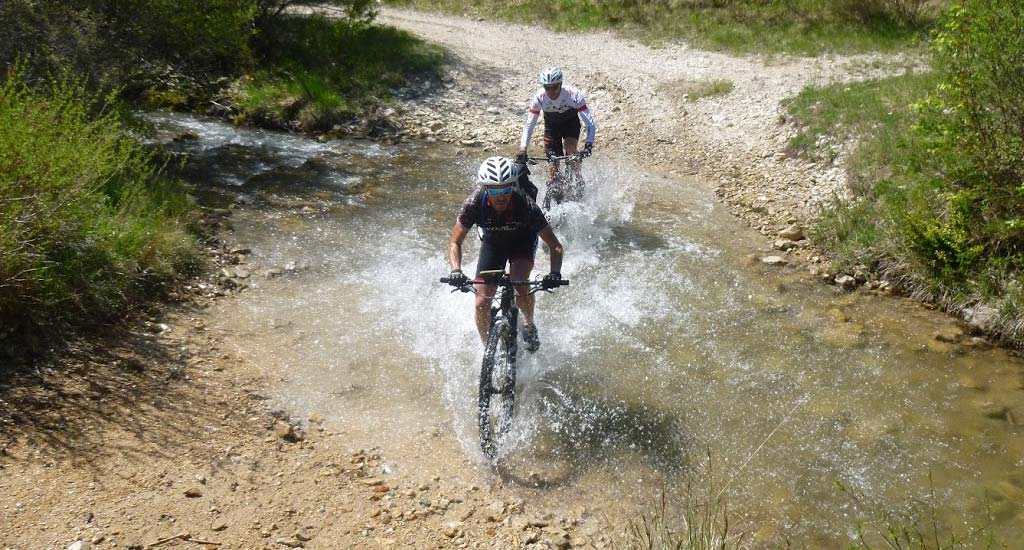 Vélo de montagne - VTT ELECTRIQUE LES BALCONS D’AURIS (1600 m) / Col de SARENNE (1999 m).