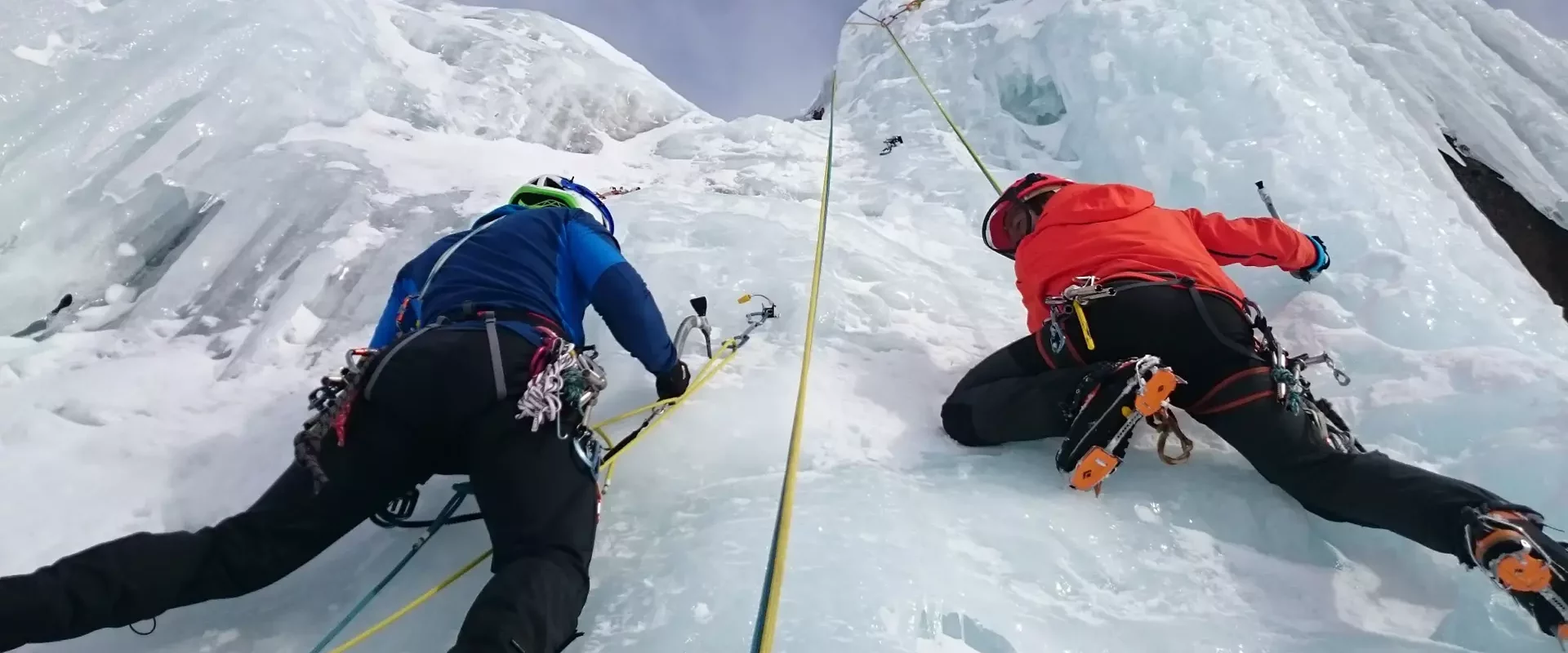 Cascade de glace avec les grimpeurs des alpes