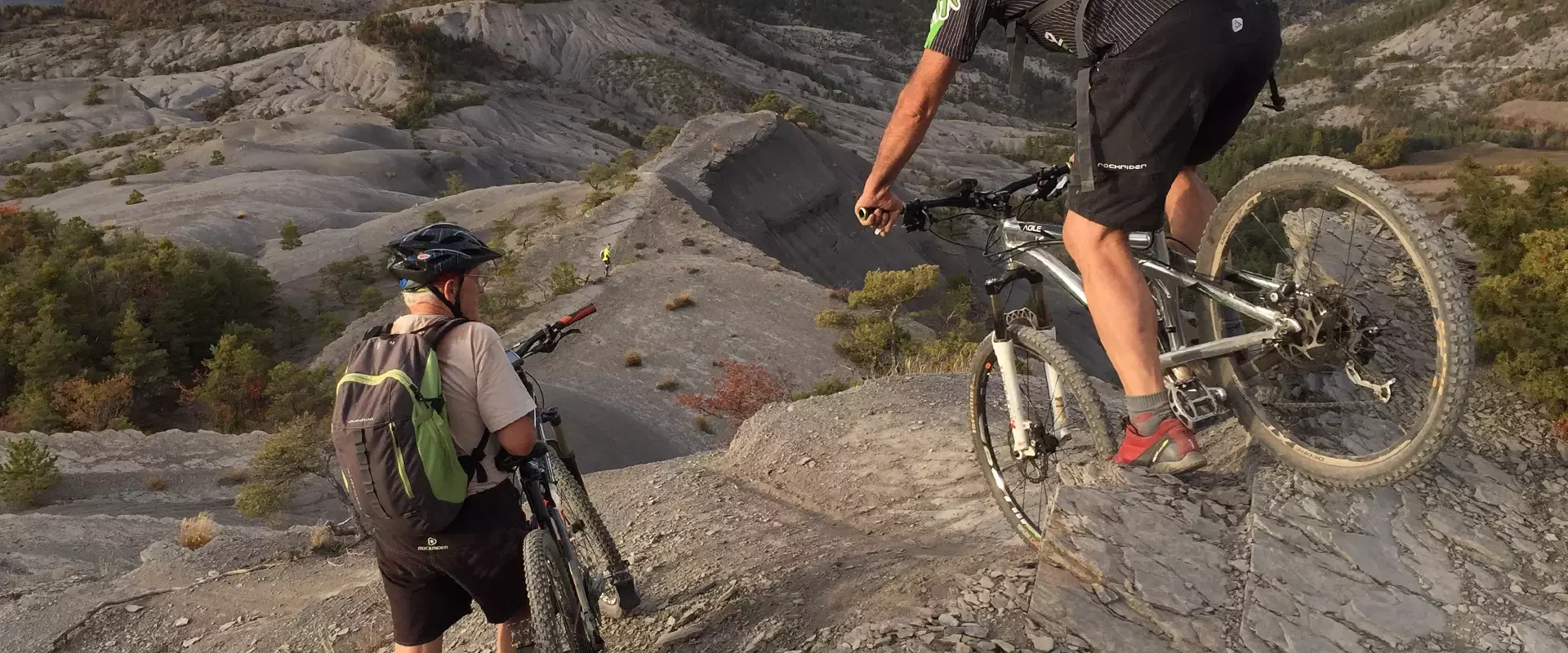 Vélo de montagne ou vtt avec les grimpeurs des alpes