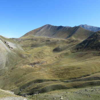 Chantier Installations Obsolètes Mountain Wilderness dans les Hautes-Alpes Barbelés vestiges de la seconde guerre mondiale.